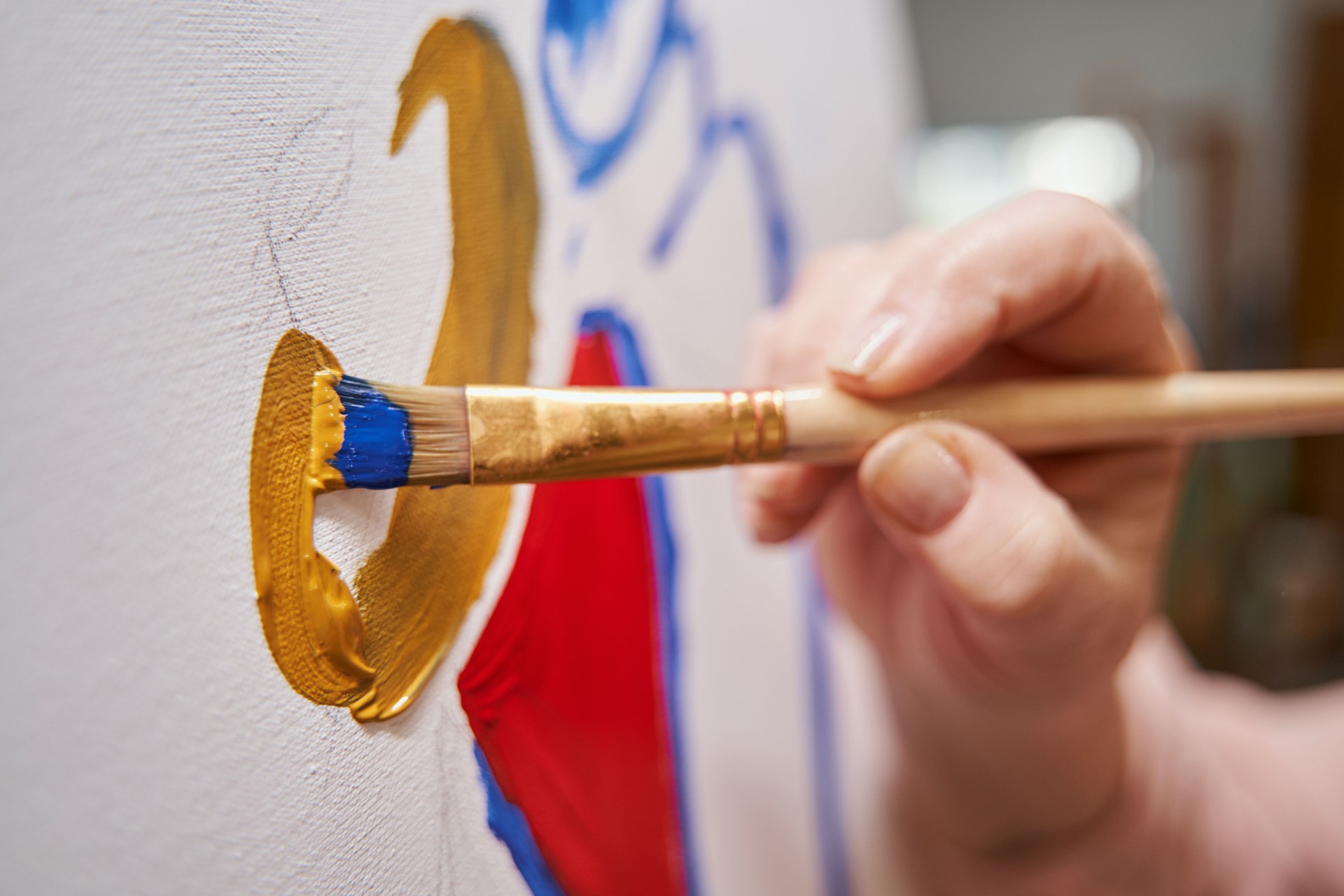 Focused photo on artist drawing abstract picture